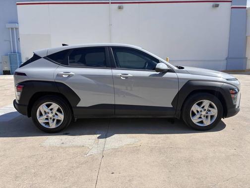 2024 Hyundai KONA SE