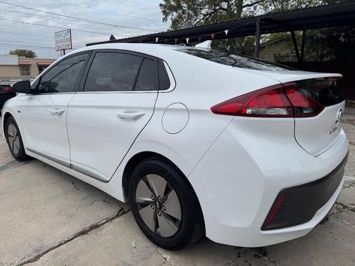 2020 Hyundai IONIQ Hybrid SE