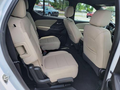 Summit White 2022 Chevrolet Traverse LT Cloth