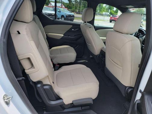 Summit White 2022 Chevrolet Traverse LT Cloth