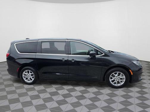 Brilliant Black Crystal Pearlcoat 2022 Chrysler Voyager LX