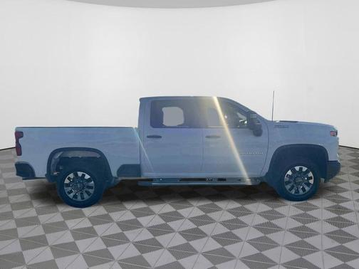 Summit White 2026 Chevrolet Silverado 2500 Custom