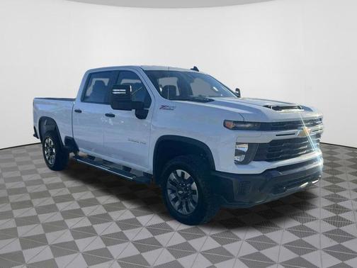 Summit White 2026 Chevrolet Silverado 2500 Custom