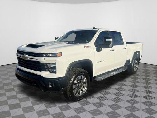 Summit White 2026 Chevrolet Silverado 2500 Custom