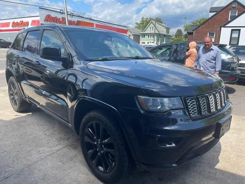 Diamond Black Crystal Pearlcoat 2019 Jeep Grand Cherokee Altitude