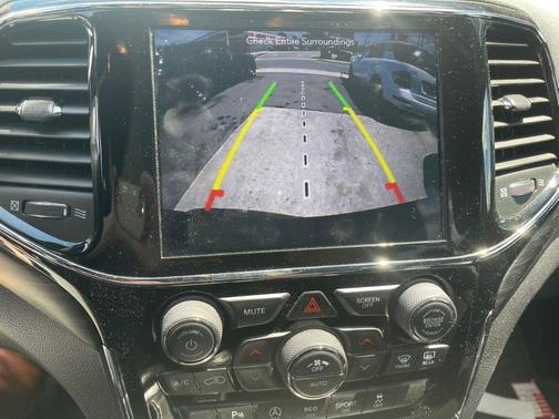 Diamond Black Crystal Pearlcoat 2019 Jeep Grand Cherokee Altitude