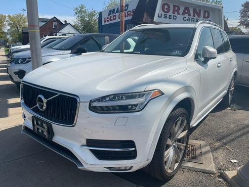 Crystal White Pearl Metallic 2017 Volvo XC90 T6 Momentum