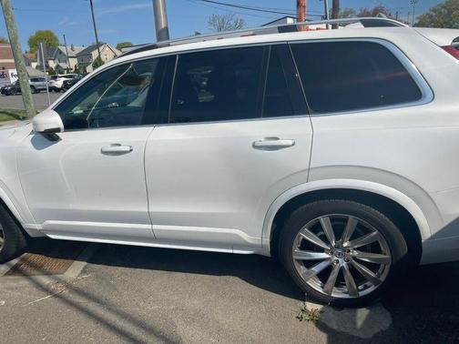 Crystal White Pearl Metallic 2017 Volvo XC90 T6 Momentum