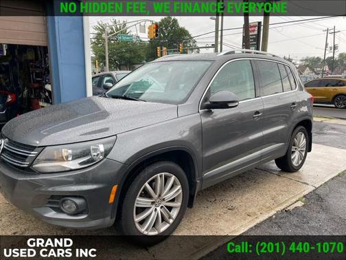Pepper Gray Metallic 2012 Volkswagen Tiguan SE