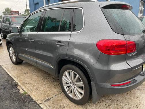 Pepper Gray Metallic 2012 Volkswagen Tiguan SE