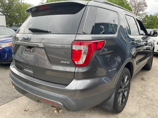 Magnetic Metallic 2017 Ford Explorer XLT