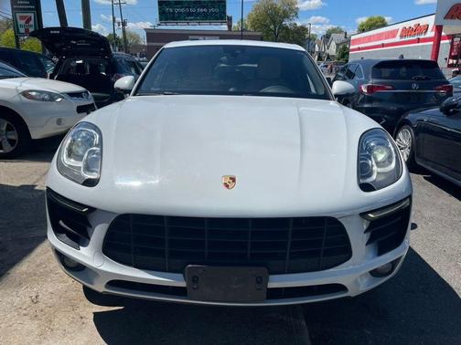 Carrara White Metallic 2018 Porsche Macan Macan Sport Edition