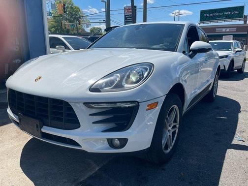 Carrara White Metallic 2018 Porsche Macan Macan Sport Edition