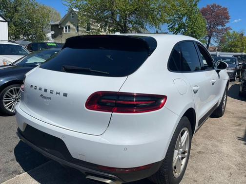 Carrara White Metallic 2018 Porsche Macan Macan Sport Edition