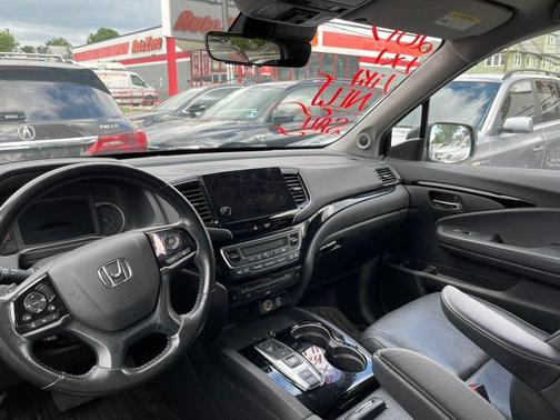 Lunar Silver Metallic 2019 Honda Pilot Touring 8-Passenger