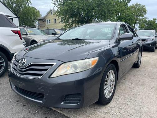 Classic Silver Metallic 2011 Toyota Camry LE
