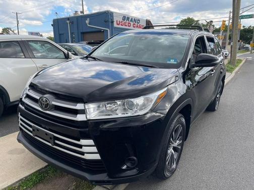 Midnight Black Metallic 2018 Toyota Highlander LE