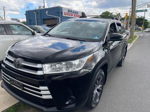 Midnight Black Metallic 2018 Toyota Highlander LE