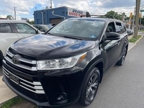 Midnight Black Metallic 2018 Toyota Highlander LE