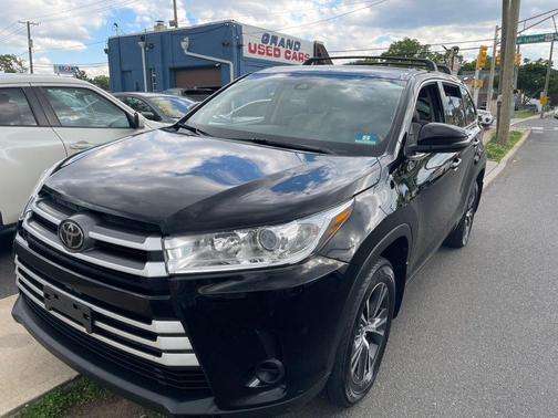Midnight Black Metallic 2018 Toyota Highlander LE