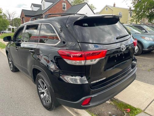 Midnight Black Metallic 2018 Toyota Highlander LE