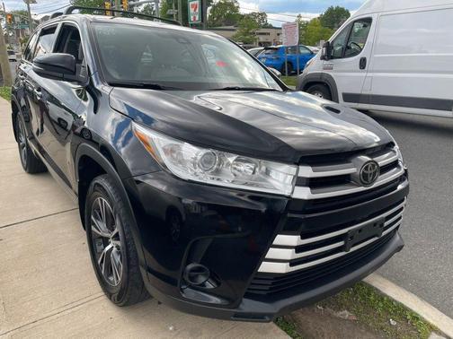 Midnight Black Metallic 2018 Toyota Highlander LE