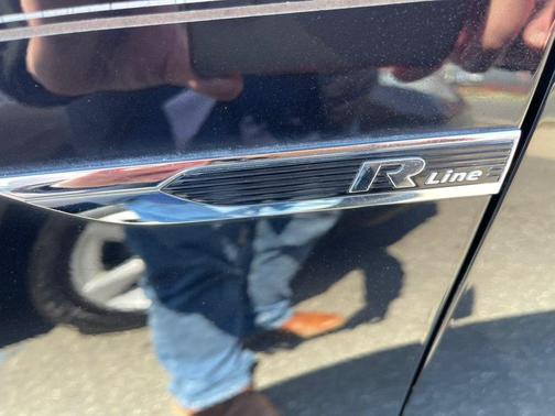 Deep Black Pearl Metallic 2018 Volkswagen Passat 2.0T R-Line