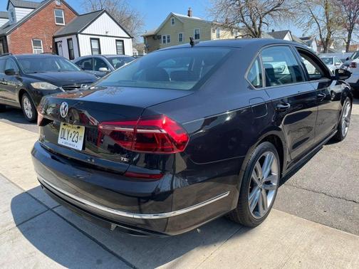 Deep Black Pearl Metallic 2018 Volkswagen Passat 2.0T R-Line
