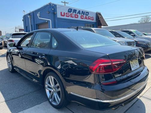 Deep Black Pearl Metallic 2018 Volkswagen Passat 2.0T R-Line