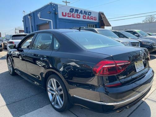 Deep Black Pearl Metallic 2018 Volkswagen Passat 2.0T R-Line