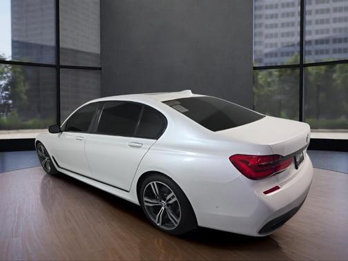 2019 BMW 740 i