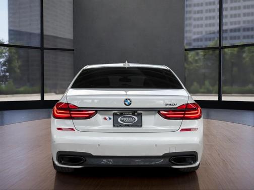 2019 BMW 740 i