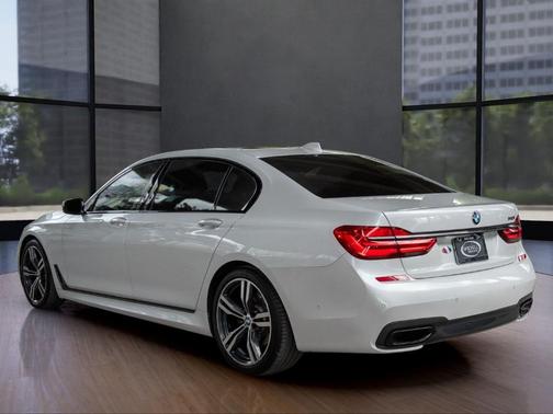 2019 BMW 740 i