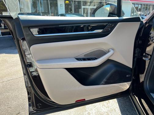 2025 Porsche Macan 4