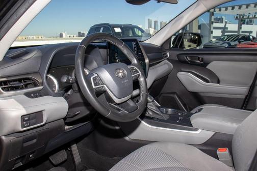 2022 Toyota Highlander LE