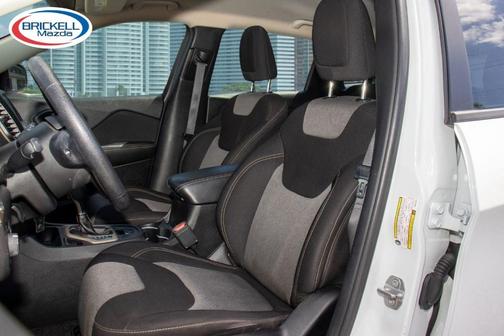 Bright White Clearcoat 2017 Jeep Cherokee Sport