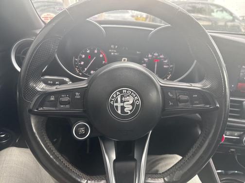 Alfa White 2022 Alfa Romeo Giulia Ti