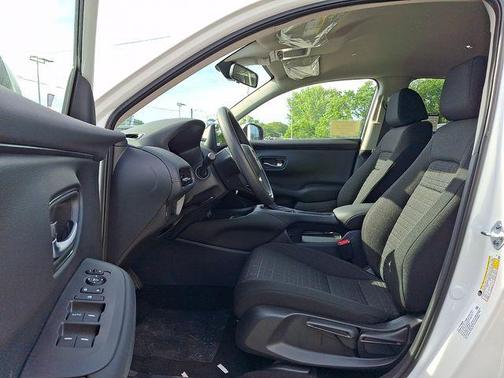 PLATINUM_WHITE_PEA 2027 Honda HR-V LX