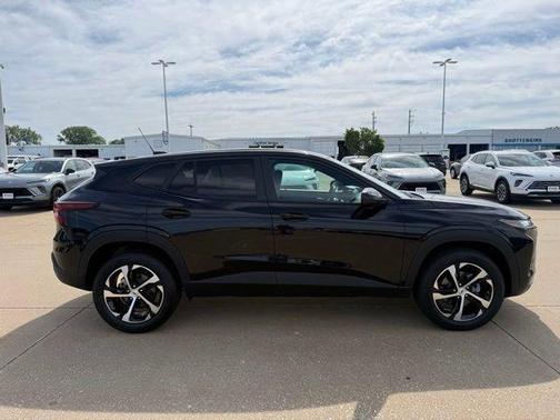 Mosaic Black Metallic 2026 Chevrolet Trax FWD 1RS