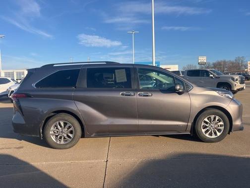 2021 Toyota Sienna XLE 7 Passenger