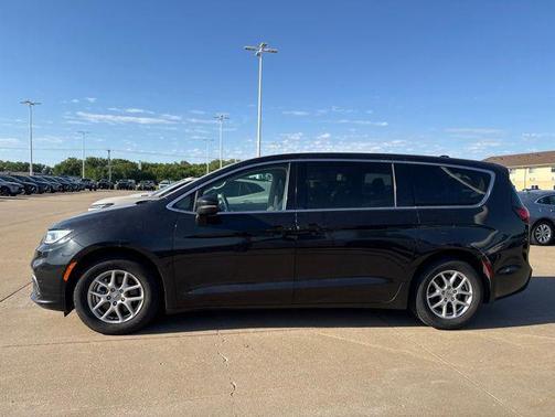 Brilliant Black Crystal Pearlcoat 2023 Chrysler Pacifica Touring L