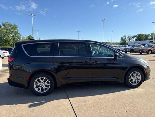 Brilliant Black Crystal Pearlcoat 2023 Chrysler Pacifica Touring L