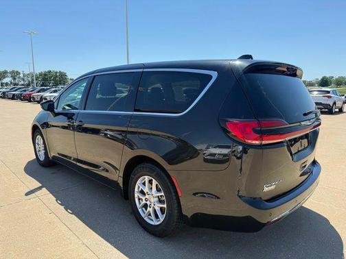 Brilliant Black Crystal Pearlcoat 2023 Chrysler Pacifica Touring L