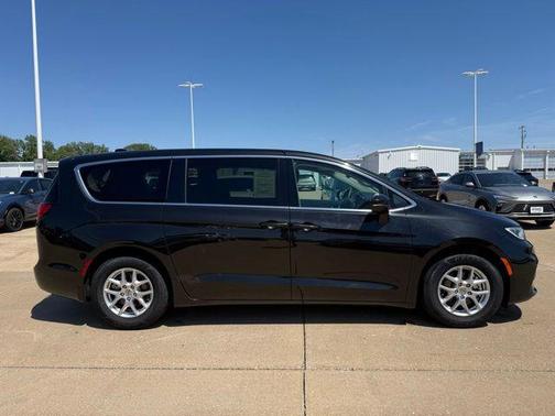 Brilliant Black Crystal Pearlcoat 2023 Chrysler Pacifica Touring L
