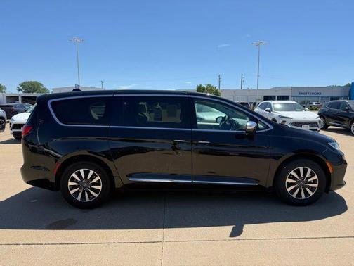 Brilliant Black Crystal Pearlcoat 2023 Chrysler Pacifica Hybrid Limited