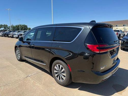 Brilliant Black Crystal Pearlcoat 2023 Chrysler Pacifica Hybrid Limited