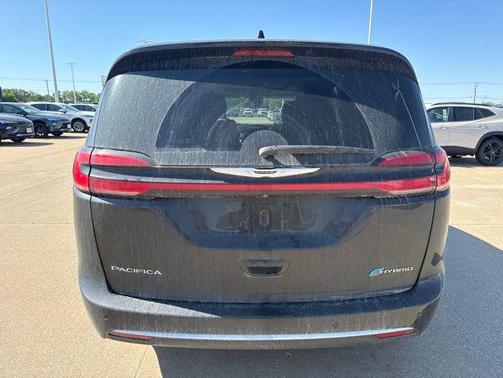 Brilliant Black Crystal Pearlcoat 2023 Chrysler Pacifica Hybrid Limited