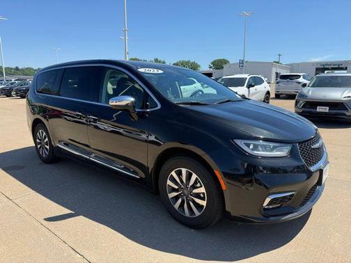 Brilliant Black Crystal Pearlcoat 2023 Chrysler Pacifica Hybrid Limited