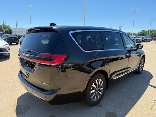 Brilliant Black Crystal Pearlcoat 2023 Chrysler Pacifica Hybrid Limited