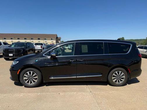 Brilliant Black Crystal Pearlcoat 2023 Chrysler Pacifica Hybrid Limited